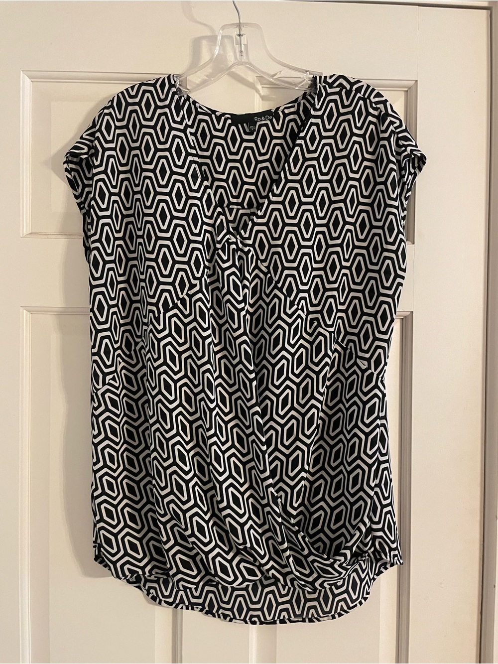 Ro & De Black and White Geometric Short Sleeve Blouse